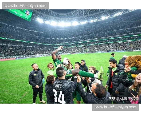 京城德比：绿荫之上的荣耀与城市心跳——当国安遇上人和